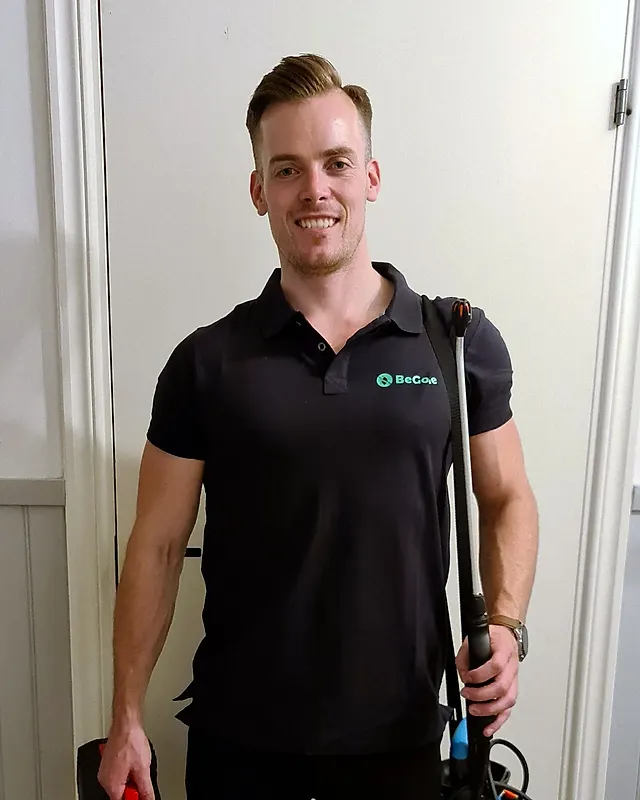 Kristian i Begones arbetskläder med sin utrustning